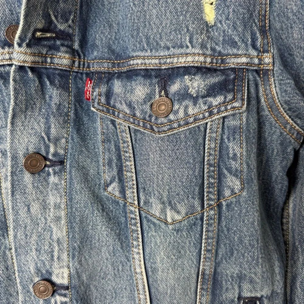 Levi’s‎ Distressed Peace Sign Embroidered Oversized Denim Jean Trucker Jacket